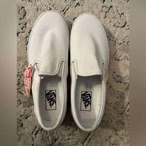 NEW- VANS Women's Classic Slip-On Shoe, White 9.5